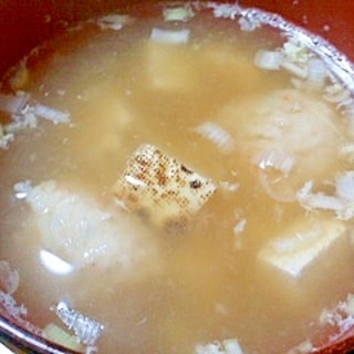 鶏団子と焼き豆腐の味噌汁